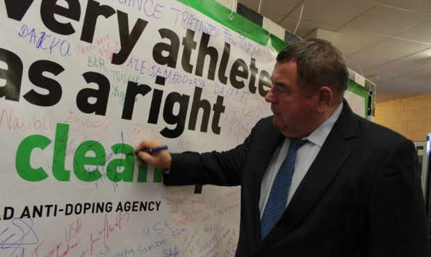FIAS PRESIDENT ADDS HIS SIGNATURE FOR "CLEAN SPORT"
