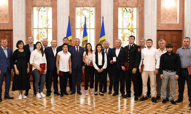 Президент Молдовы наградил самбистов за достижения на II Европейских играх