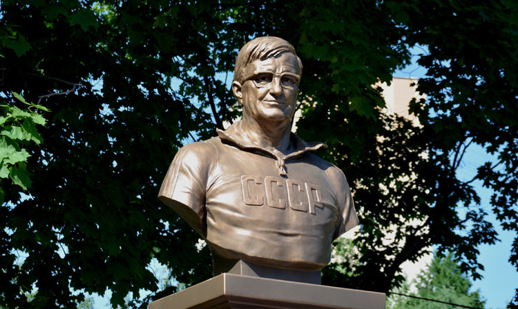 The bust to Yevgeny Chumakov was opened in Moscow