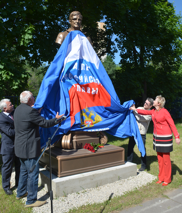 The bust to Yevgeny Chumakov was opened in Moscow